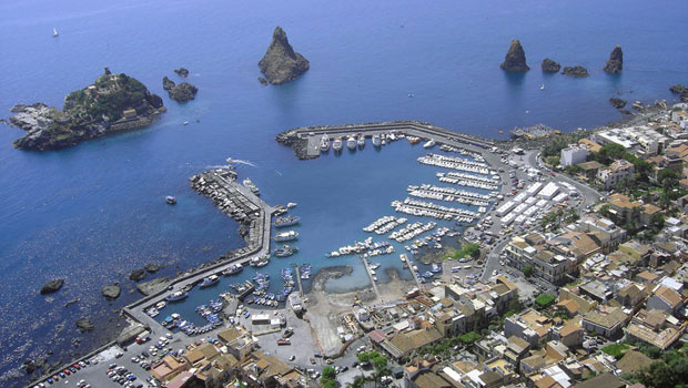 Aci Trezza e i faraglioni